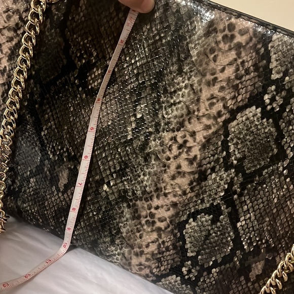 Victoria’s Secret snakeskin print tote style purse, multiple pockets, mirror - Picture 8 of 12
